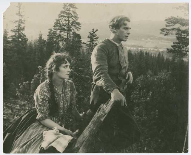 Szenenfoto aus dem Film 'Sången om den eldröda blomman' © Svenska Biografteatern, Svensk Filmindustri (SF), 