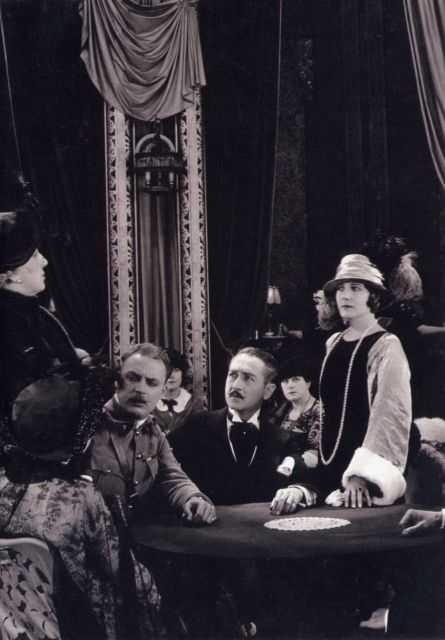 Szenenfoto aus dem Film 'La donna di Parigi'