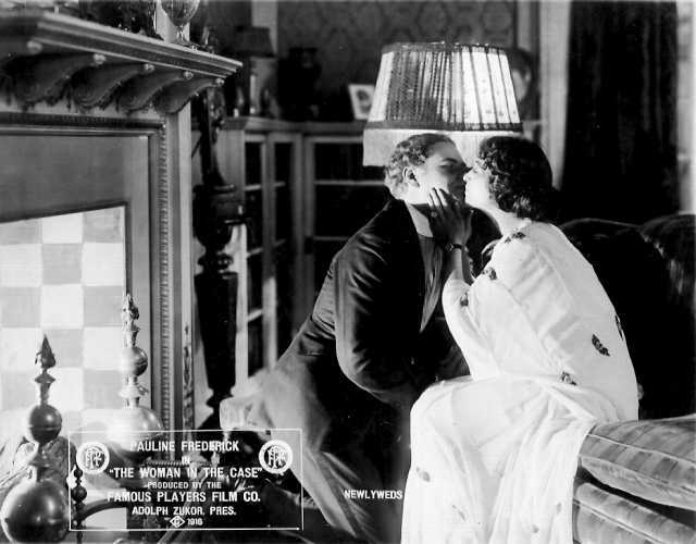 Szenenfoto aus dem Film 'The Woman in the Case' © Famous Players-Lasky Corporation, Paramount Pictures, Inc., 