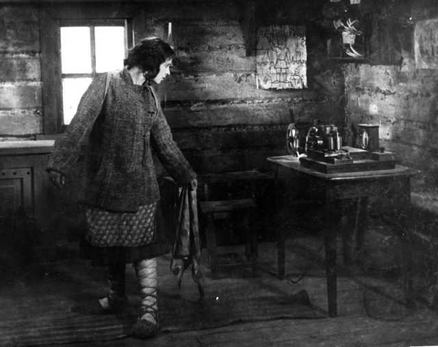 Szenenfoto aus dem Film 'Девушка с далекой реки' © Sovkino Leningrad, 