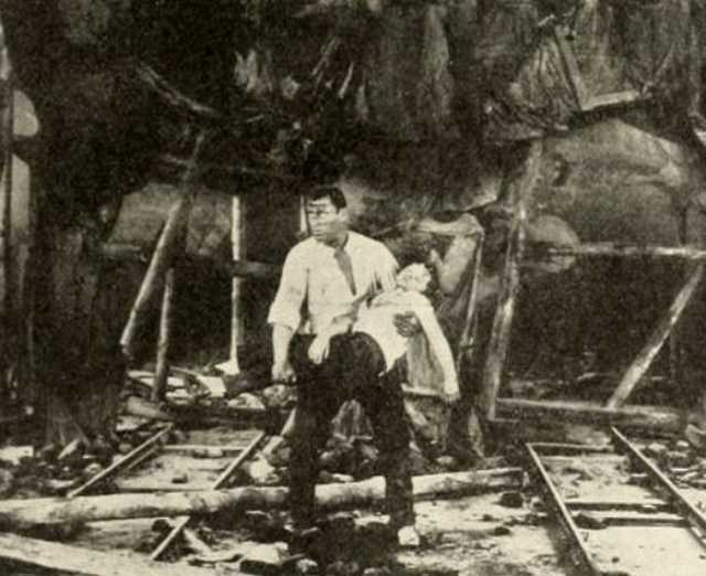 Szenenfoto aus dem Film 'Wer hebt den Stein?'